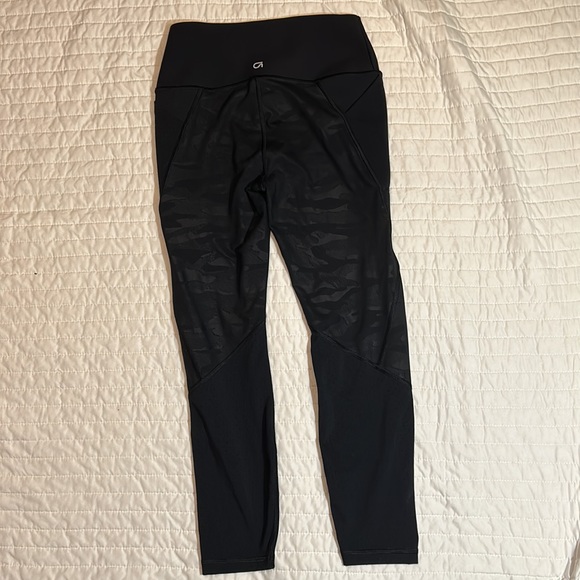 Gap Fit Sculpt Revolution Black Camo Women’s Capri Leggings Size Small EUC - Picture 2 of 3